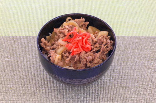 白い皿に盛られた具材入りチャーハンと紅生姜