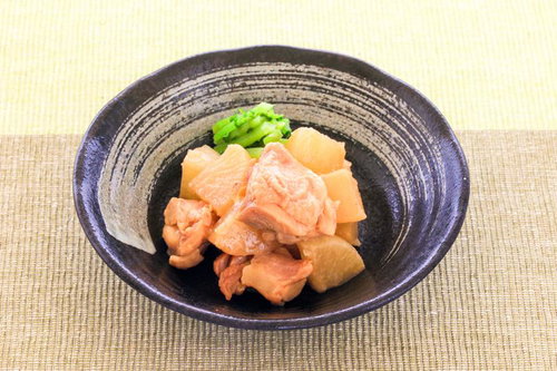 白いご飯に蒲焼のうなぎを載せたうな丼