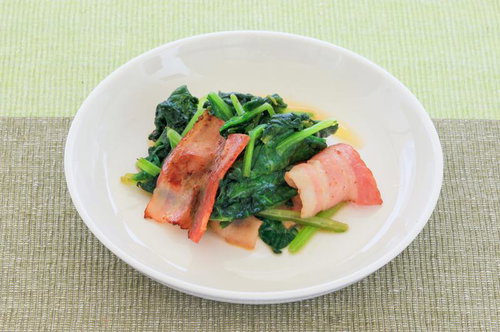 木製の丸皿に盛られた黄金色の鶏のから揚げ