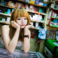 香港の下町商店で店番をするプリン髪の美少女の写真