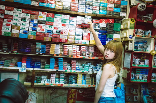 その赤いカートンのやつください、とプリン髪の女性店員