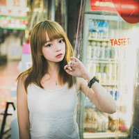 香港の商店で外を見つめるプリン髪の店番女子の写真