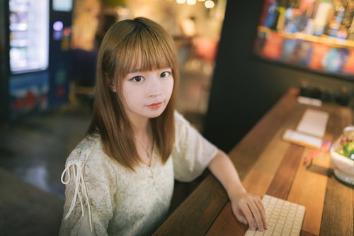 カフェで待ち合わせしながらデスクワークする女性