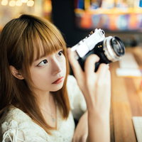 カフェで映える写真を撮りたいカメラ女子のポートレートの写真