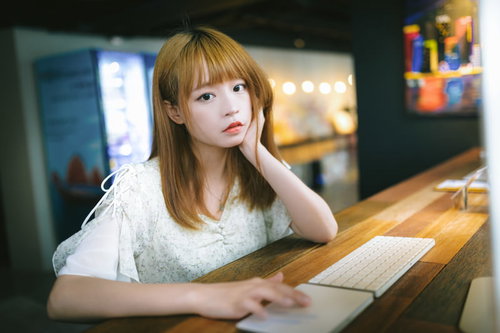 いい案が出ずにノートパソコンの前で頭を抱える女性