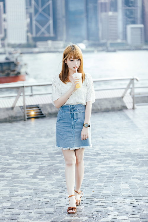 ジュースを飲みながらお散歩する女子のカジュアルコーディネート