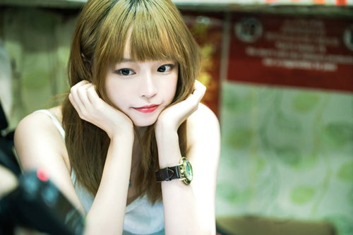 撮影中の看板娘、プリン髪のポートレート、頬杖をつく金髪ボブヘア