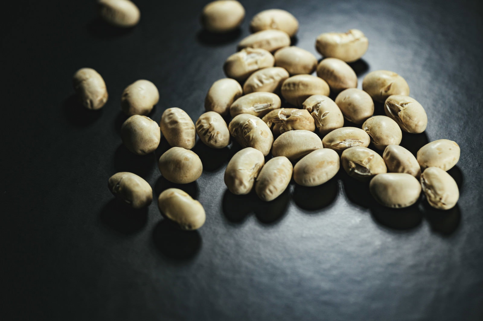 黒い皿に盛られた炒り大豆の節分豆