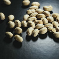 黒い皿に盛られた節分豆、炒り大豆を使った豆まき行事の食材の写真