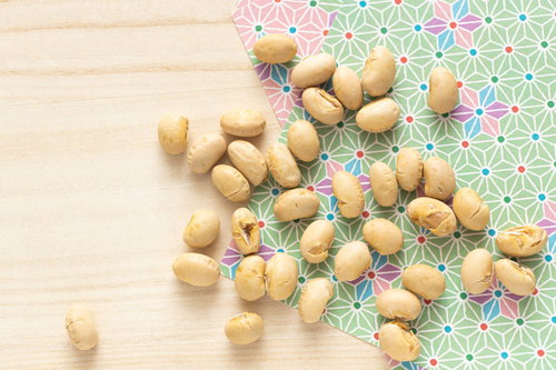 色とりどりの折り紙と節分の豆まき用煎り大豆