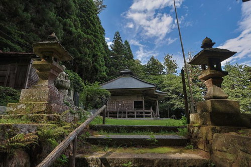 苔むした灯籠と参道が続く東堂山満福寺の境内