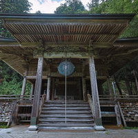 東堂山満福寺の本堂と緑に囲まれた境内の風景の写真