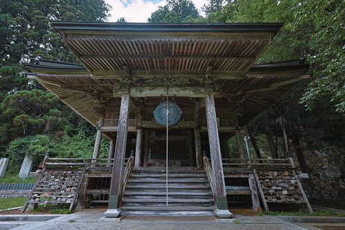 東堂山満福寺の本堂と緑に囲まれた境内の風景