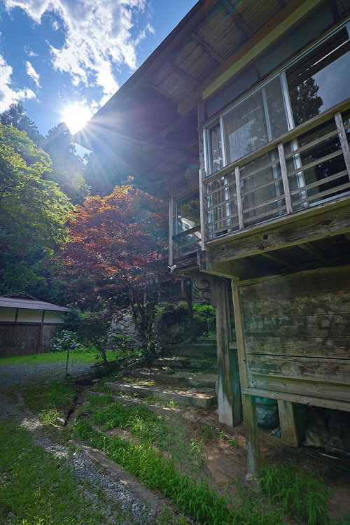 光芒差す福島県小野町の東堂山満福寺の境内風景
