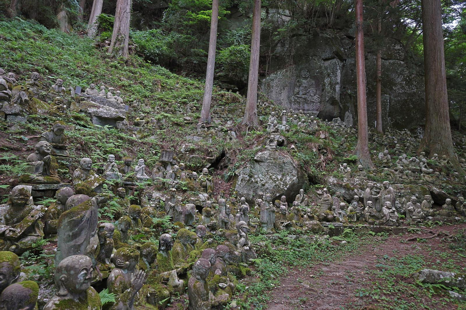 苔むした地蔵群と樹林に囲まれた東堂山満福寺の寺院境内