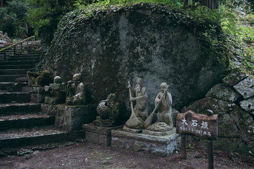 東堂山満福寺の苔むした大石垣と石像、石段