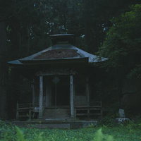静寂の東堂山満福寺、夜明け前の緑に囲まれたお堂の写真