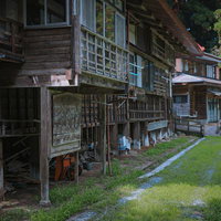 東堂山満福寺の境内に沿う古い木造建物と参道の写真