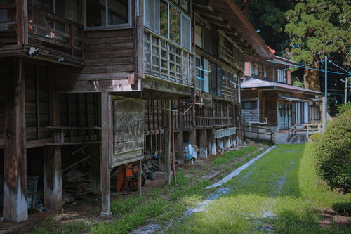 東堂山満福寺の境内に沿う古い木造建物と参道