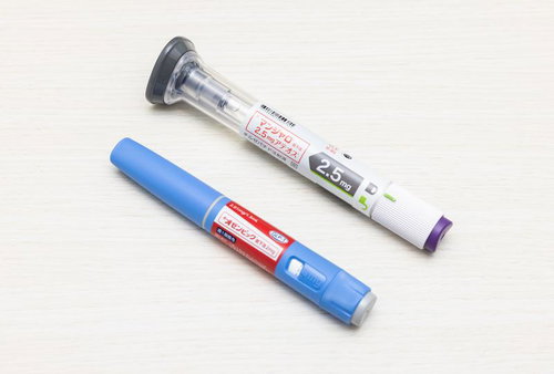 2型糖尿病治療に用いるマンジェロとオゼンピックの注射器