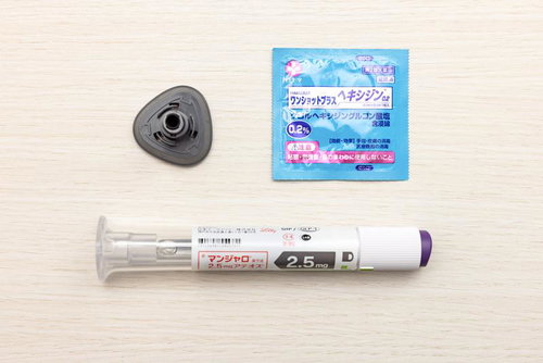 マンジェロ皮下注射とアルコール消毒用シートの医療用品