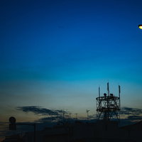 トワイライトの夕暮れ街並みシルエット、薄明の空のグラデーションの写真