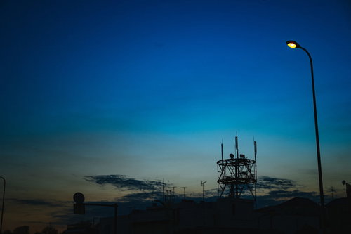 トワイライトの夕暮れ街並みシルエット、薄明の空のグラデーション