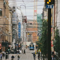 ノルウェーの街並みと電線が張り巡らされた道路の写真