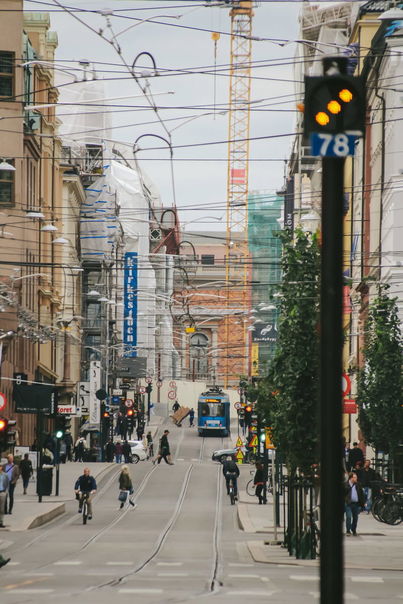電線が張り巡らされたノルウェーの街並み、路面電車と建物が見える道路風景