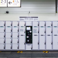 駅前に並ぶICカードが使えるコインロッカーの写真