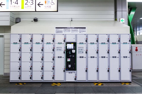 駅前に並ぶICカードが使えるコインロッカー