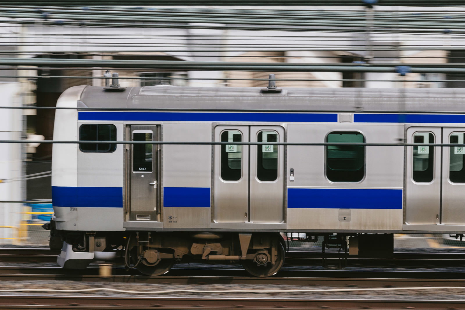 流し撮りで走行する常磐線