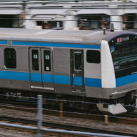 走行中の京浜東北線快速、青とグレーの車体の写真