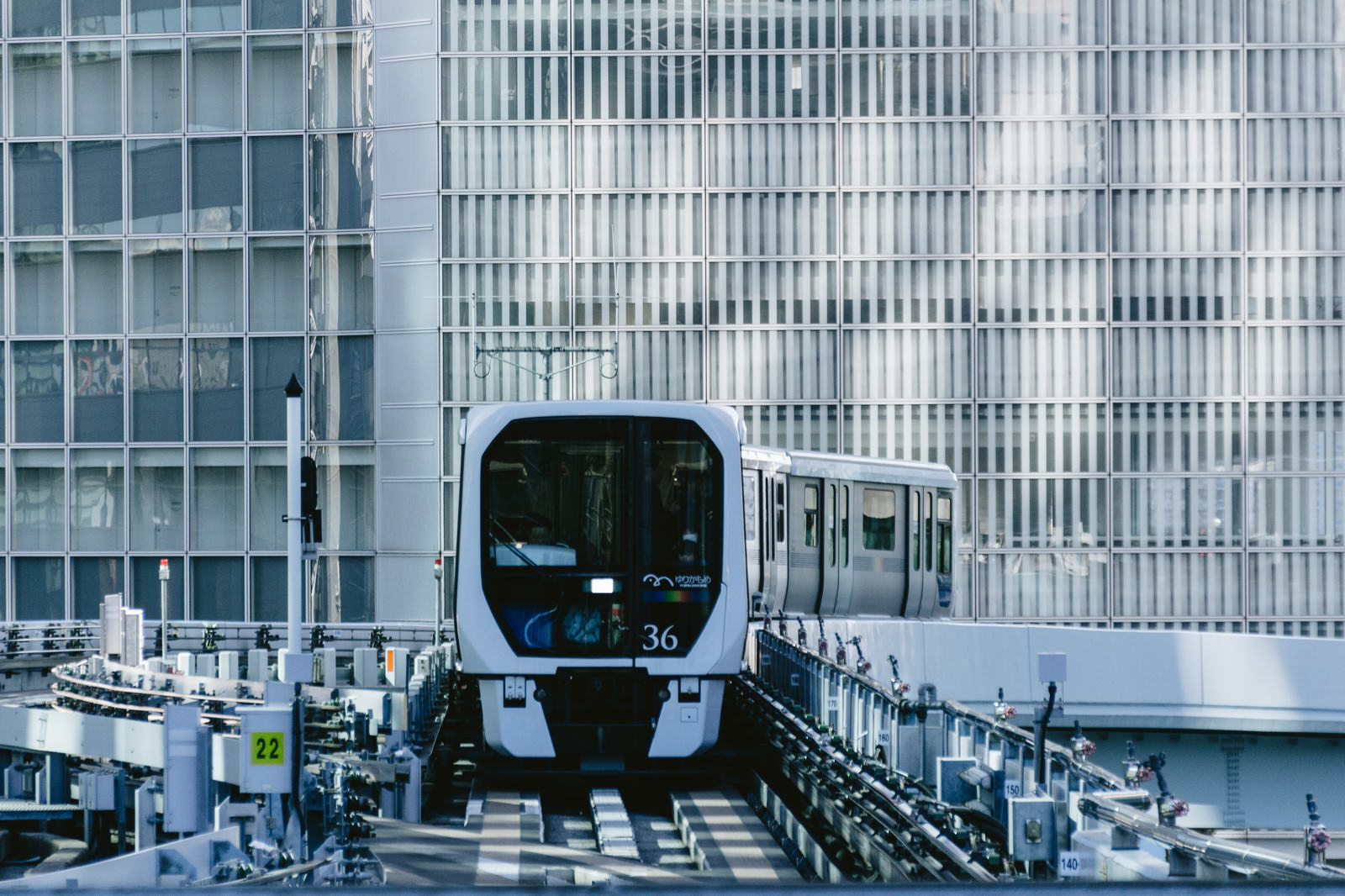 ビル群の間を走るゆりかもめの車両