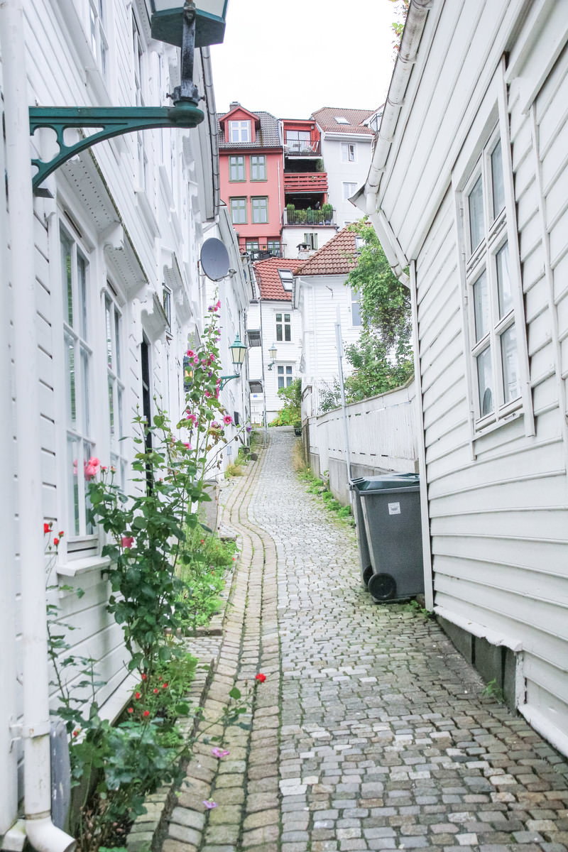 ノルウェーのベルゲンの白い木造建築が並ぶ石畳の路地
