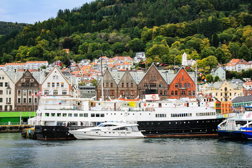 ノルウェーのベルゲン港に停泊する沿岸急行船