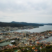 フロイエン山から一望するベルゲンの街並みと港の写真