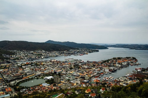 フロイエン山から一望するベルゲンの街並みと港