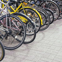 駅前の駐輪場に整然と並べられた自転車たちの写真