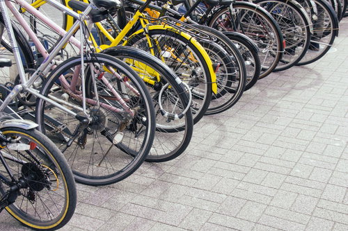 駅前の駐輪場に整然と並べられた自転車たち