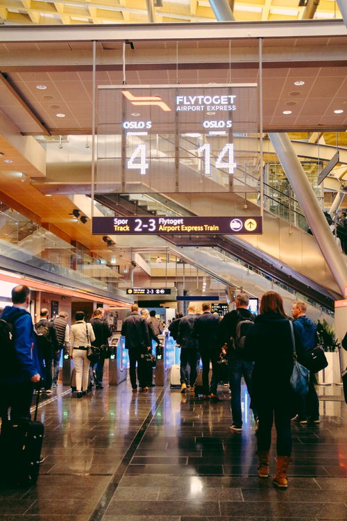 オスロ空港ターミナルのゲートエリアの風景