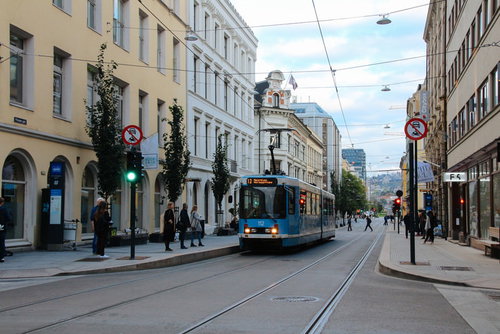 オスロの街を走る青い路面電車と歴史的建物