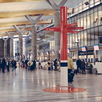 オスロ空港のターミナル出発ロビーの旅行者の写真