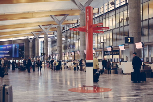 オスロ空港のターミナル出発ロビーの旅行者