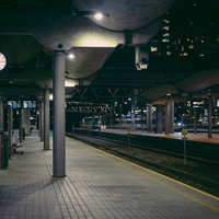 夜間のオスロ中央駅のホームに停車する電車の写真