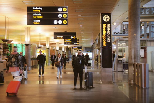 ノルウェー・オスロ空港内のターミナルロビー