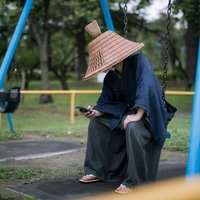 お祈りメールを見て項垂れる転職活動中の侍の写真