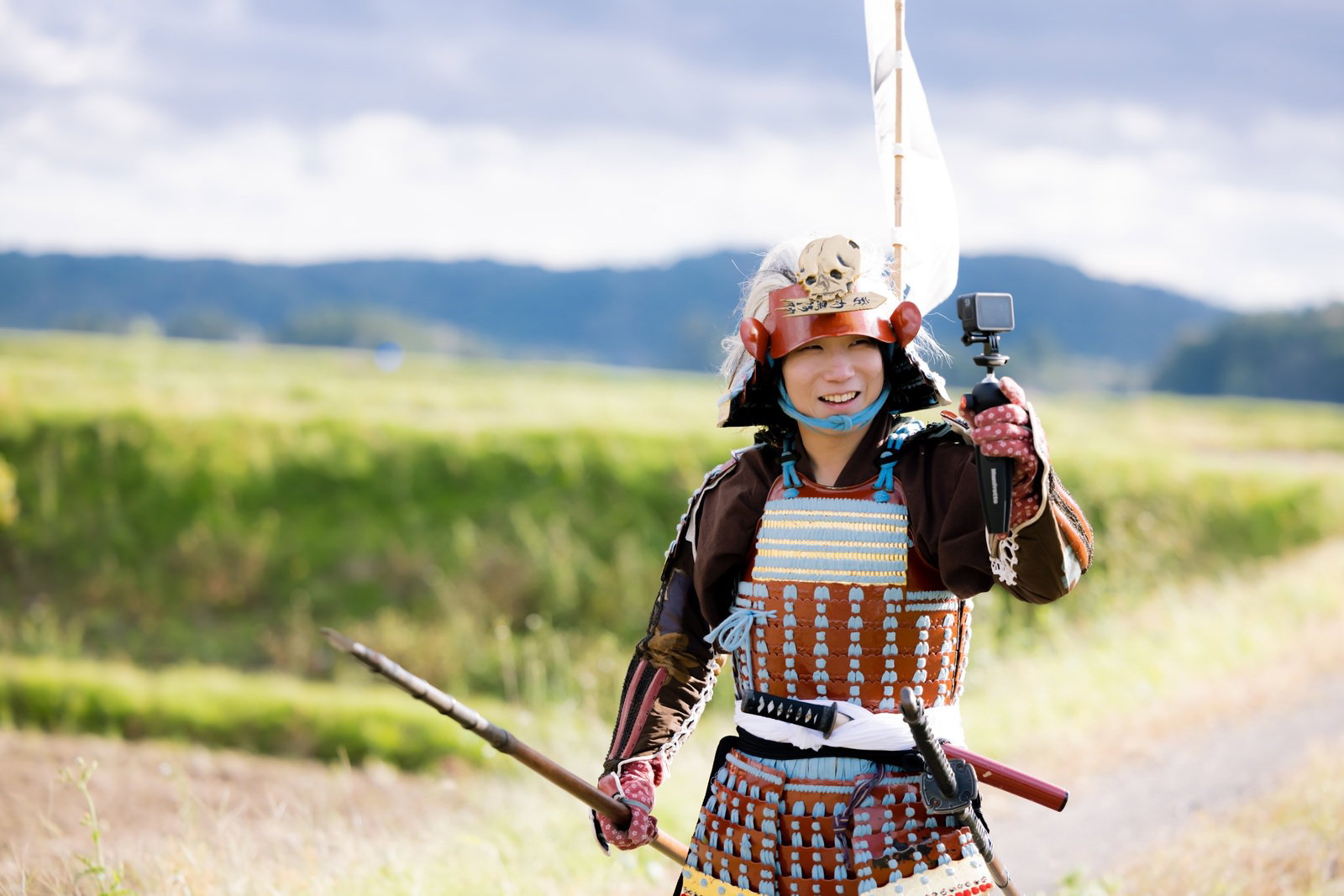 当世具足を着た男性がカメラで自撮りしている様子［モデル：まーこ］