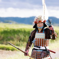 Goproで自撮りする当世具足を着た武士男子の写真