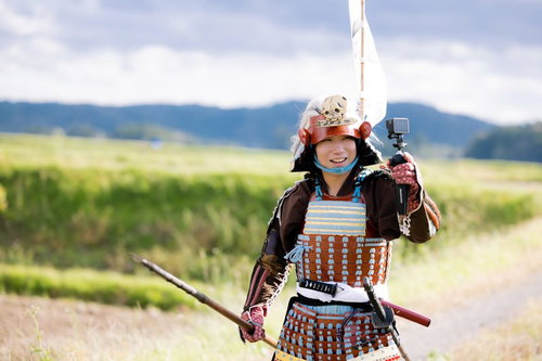 Goproで自撮りする当世具足を着た武士男子